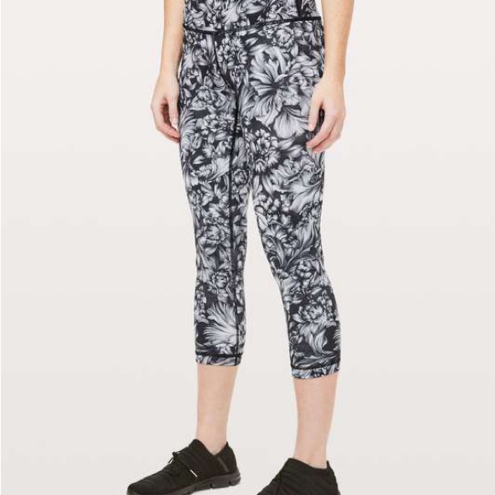 Lululemon Athletica Black Gray Capris Stretchy Athletic Wear